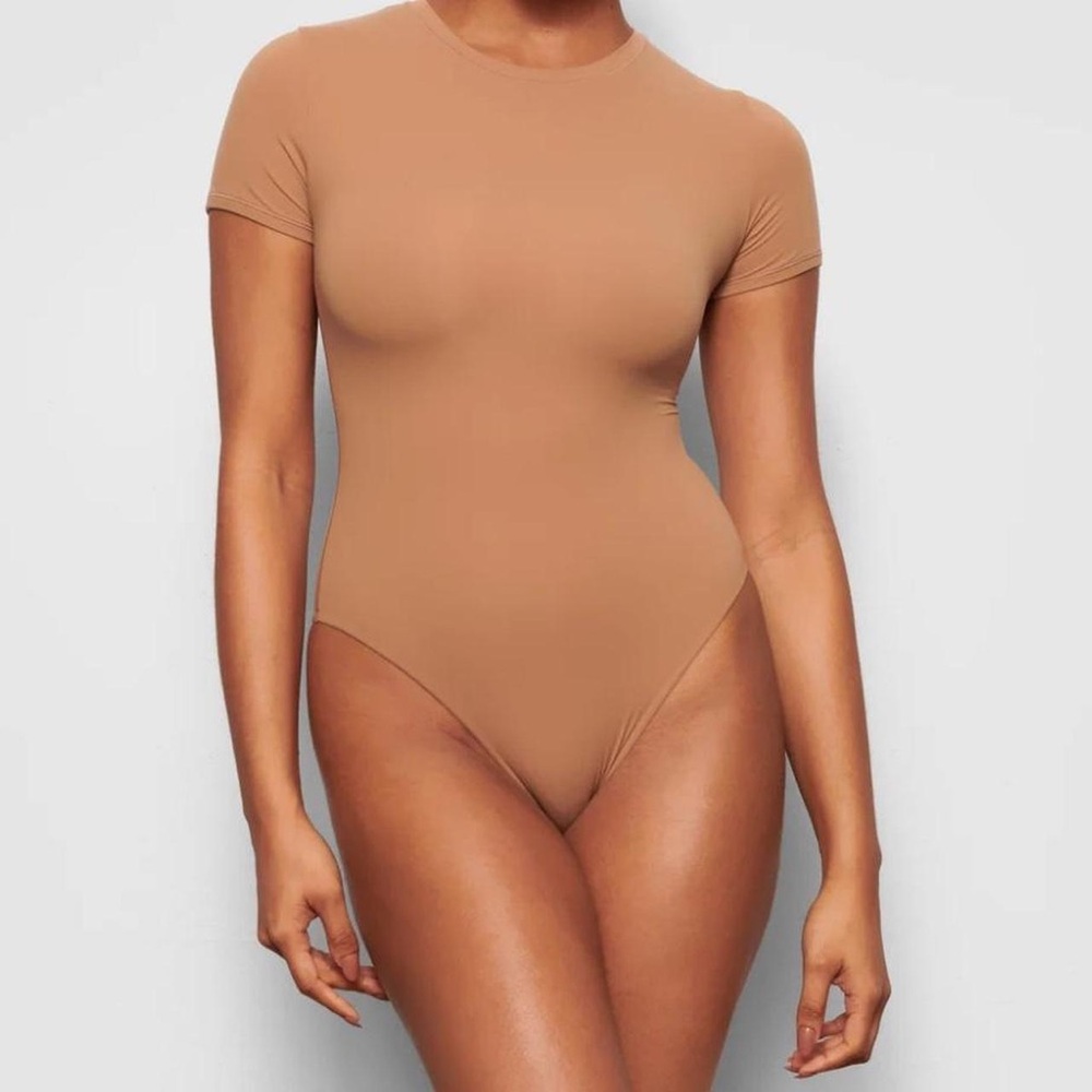 FITS EVERYBODY
T-SHIRT BODYSUIT SKIMS OCHRE